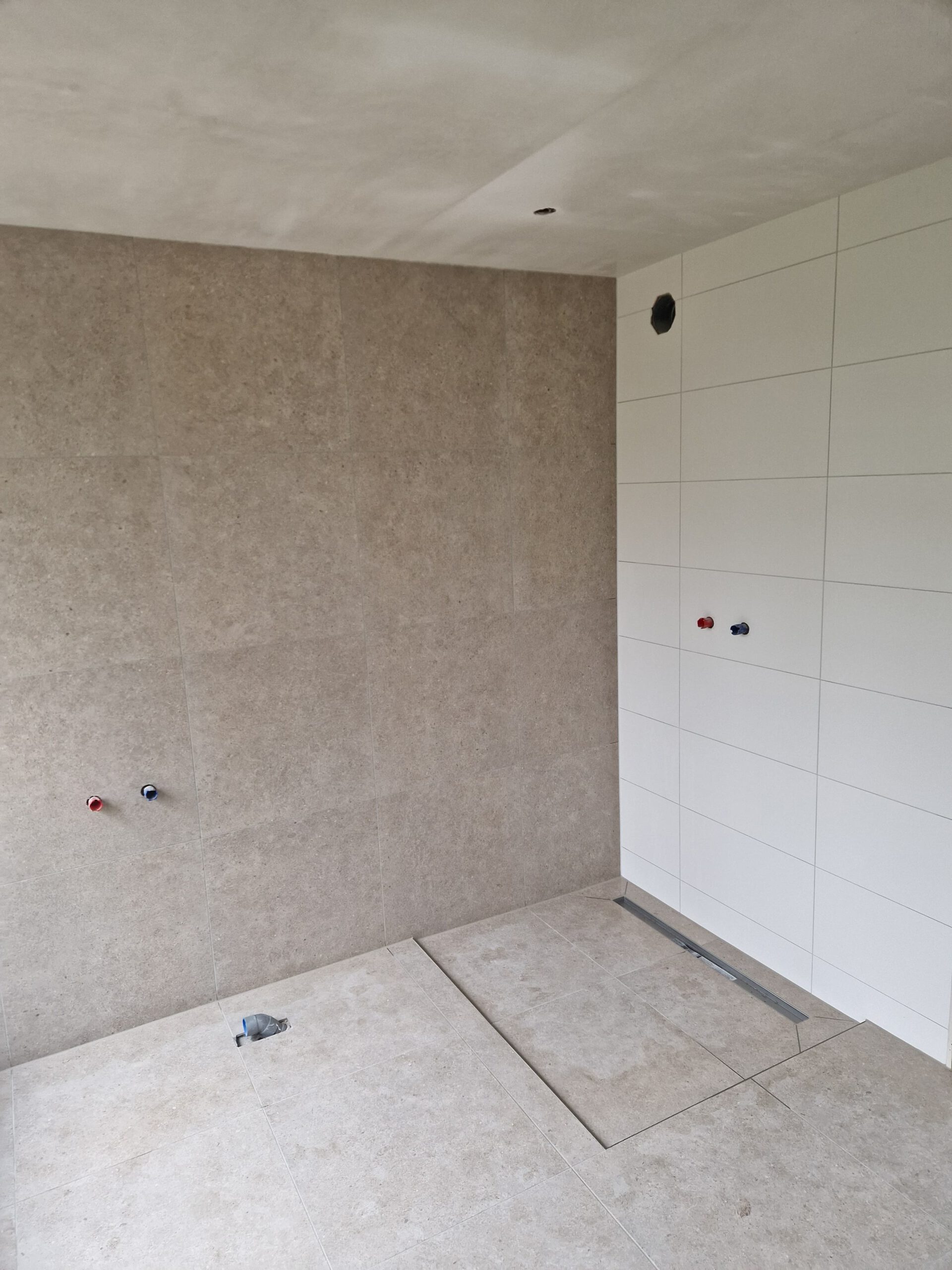Tegelwerk+plafond-stuc-badkamer-01